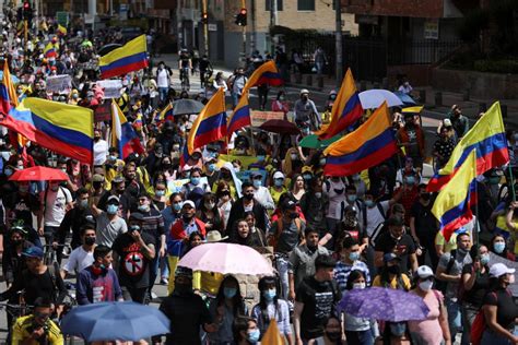  Observando la Violencia: Un Espejo Social de Colombia A profound dive into the societal scars and resilient spirit of a nation